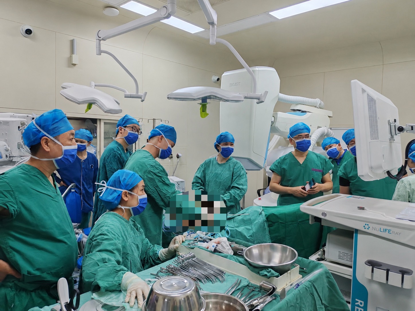 继8月10日使用腔镜施治器完成全球首例直肠癌腹腔镜术中放疗后，南华大学附一院又顺利完成一例直肠癌腹腔镜微创术中放疗